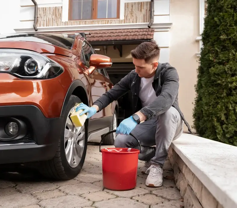 Lavage auto à domicile Fleury-la-Rivière : professionnel intervenant sur un véhicule